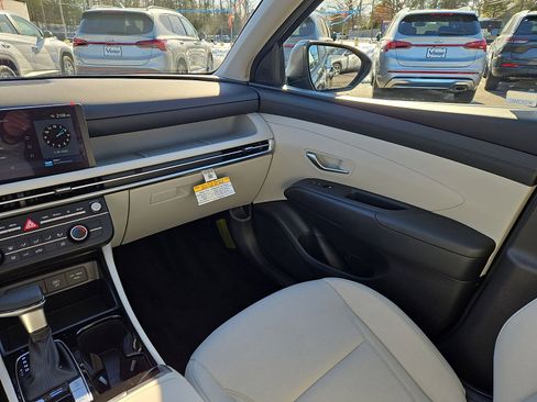 Used 2025 Hyundai Tucson SE image 11