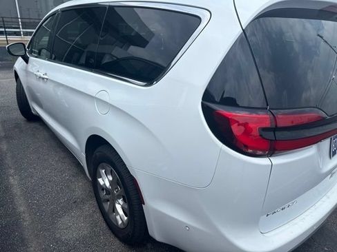 Used 2023 Chrysler Pacifica Touring-L AWD/4WD image 6