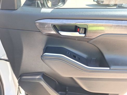 Used 2023 Toyota Highlander Platinum FWD image 35