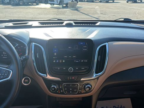 Used 2023 Chevrolet Equinox Premier image 11