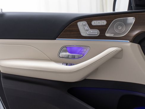 Used 2025 Mercedes-Benz GLE 350 4MATIC image 11