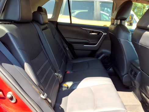 Used 2019 Toyota RAV4 XLE Premium FWD image 15