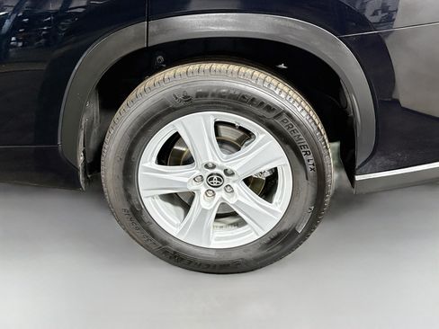 Used 2025 Toyota Highlander LE FWD image 37