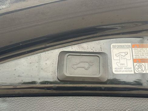 Used 2018 Toyota RAV4 XLE AWD/4WD image 32