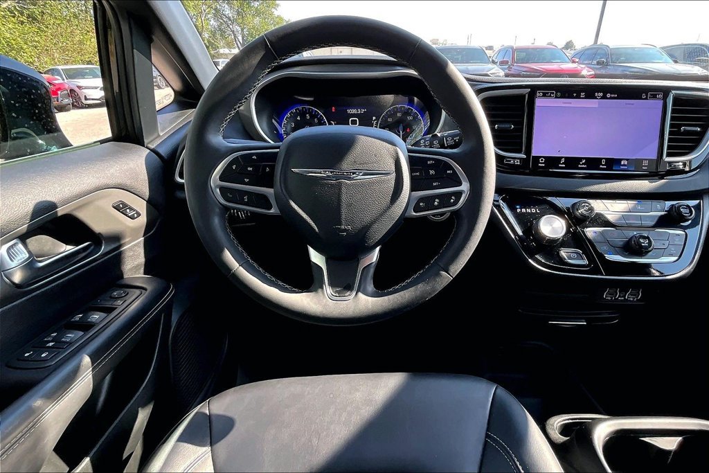 Used 2025 Chrysler Pacifica Select FWD image 7