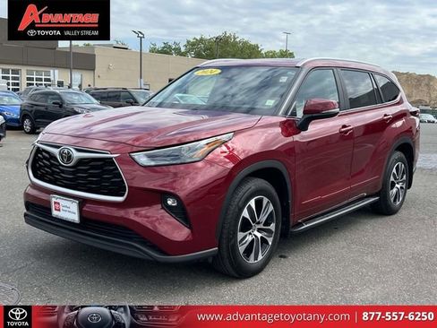 Certified 2024 Toyota Highlander XLE AWD/4WD image 2