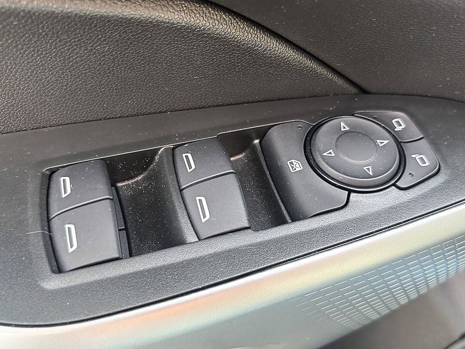 Used 2025 Chevrolet Trax RS FWD image 16
