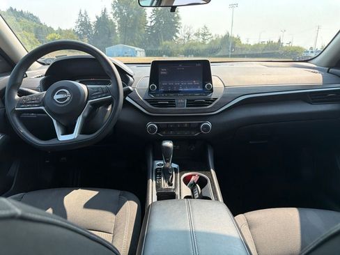 Used 2024 Nissan Altima 2.5 SV FWD image 11