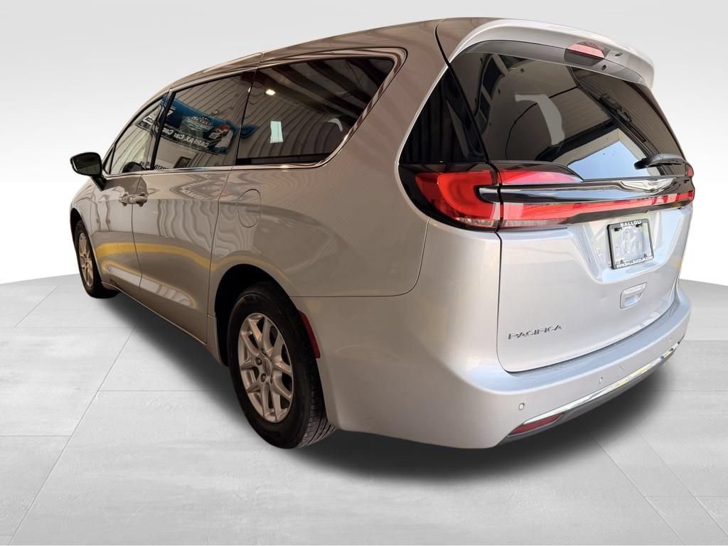Used 2024 Chrysler Pacifica Touring-L FWD image 3