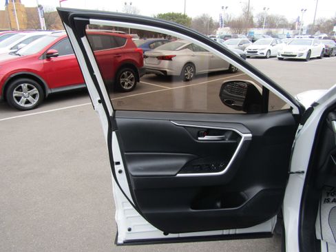 Used 2019 Toyota RAV4 XLE image 9