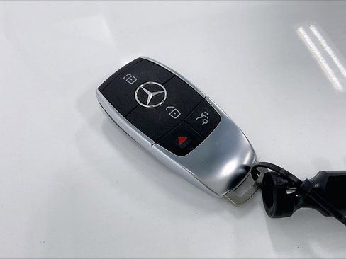 Used 2025 Mercedes-Benz GLB 250 4MATIC image 13