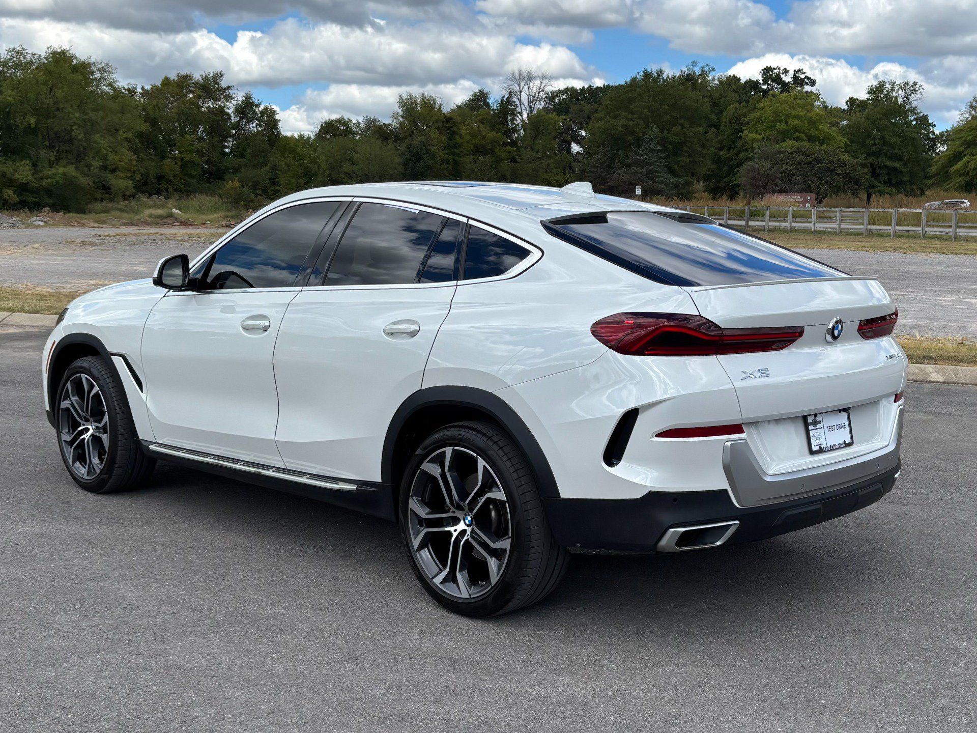 Used 2022 BMW X6 xDrive40i w/ Premium Package AWD/4WD image 4
