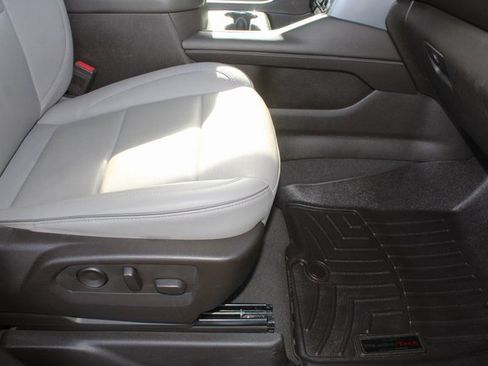 Used 2023 GMC Yukon SLT w/ SLT Luxury Package image 19