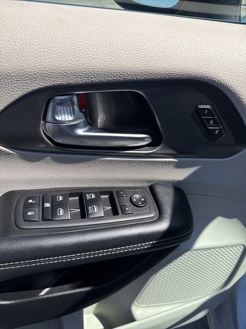 Used 2023 Chrysler Pacifica Touring-L FWD image 11