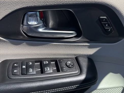 Used 2023 Chrysler Pacifica Touring-L FWD image 11