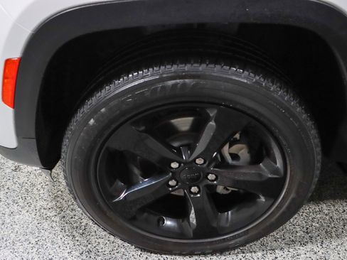 Used 2023 Jeep Grand Cherokee Altitude image 11