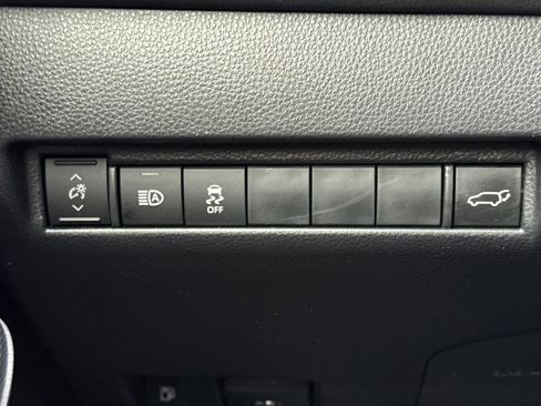 Used 2022 Toyota Venza XLE image 30