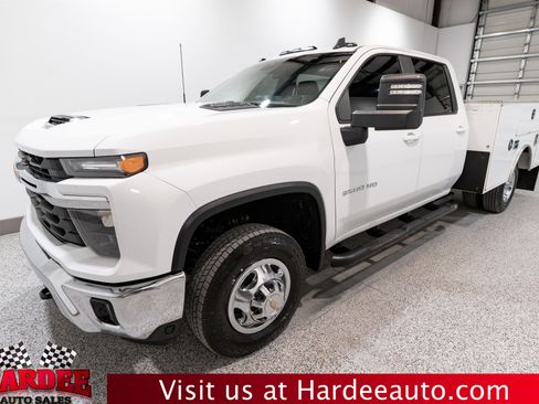 Used 2024 Chevrolet Silverado 3500 LT w/ Convenience Package AWD/4WD image 2