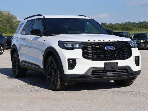 Used 2025 Ford Explorer ST-Line w/ Premium Package AWD/4WD image 4