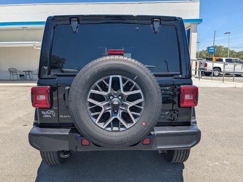 Used 2025 Jeep Wrangler Unlimited Sahara AWD/4WD image 5