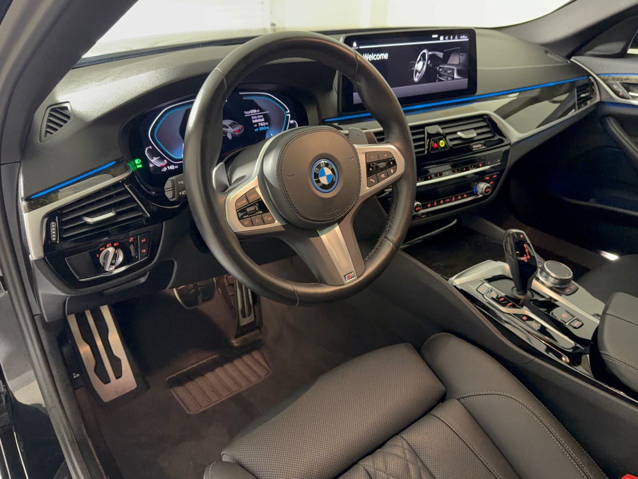 Used 2023 BMW 530e w/ M Sport Package RWD image 4