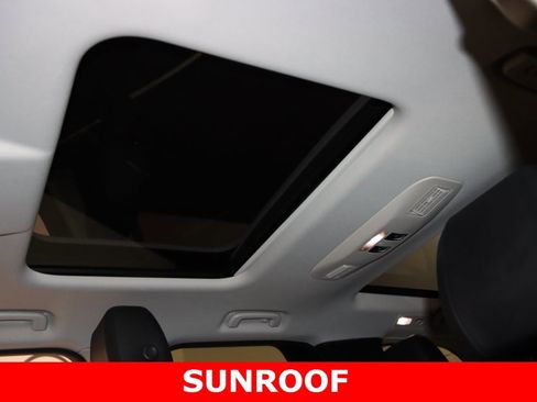 Used 2018 Land Rover Discovery HSE image 12