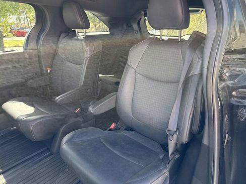 Used 2022 Toyota Sienna XLE Woodland Edition image 10