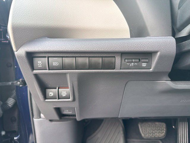Used 2023 Toyota Sienna XLE FWD image 27