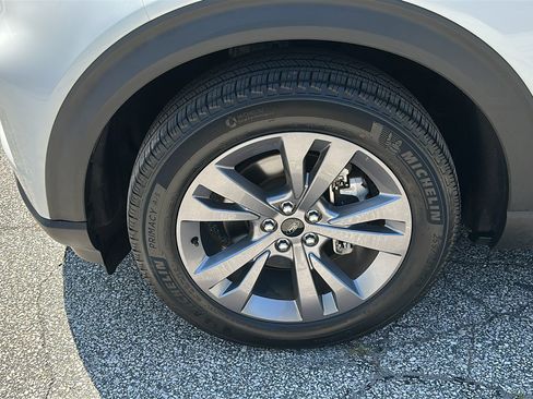 Used 2022 Ford Explorer XLT w/ Equipment Group 202A AWD/4WD image 9