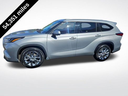 Used 2023 Toyota Highlander Limited FWD image 2