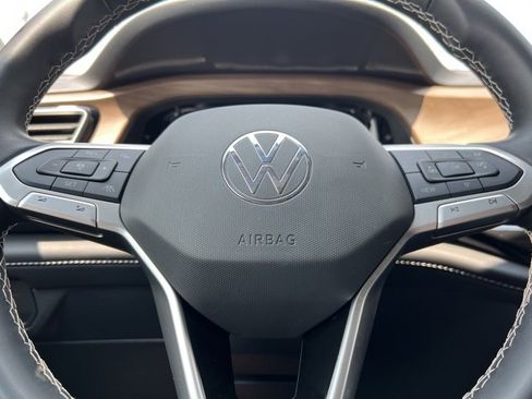 Used 2025 Volkswagen Atlas SE image 16