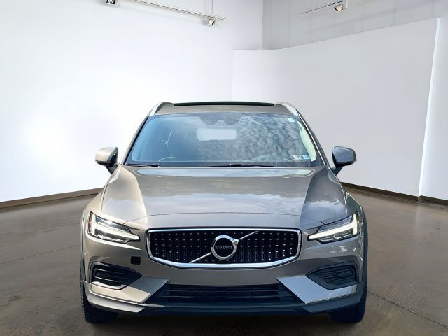 Used 2020 Volvo V60 T5 Cross Country AWD/4WD image 2