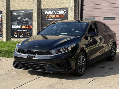 Used 2023 Kia Forte LXS FWD image 3