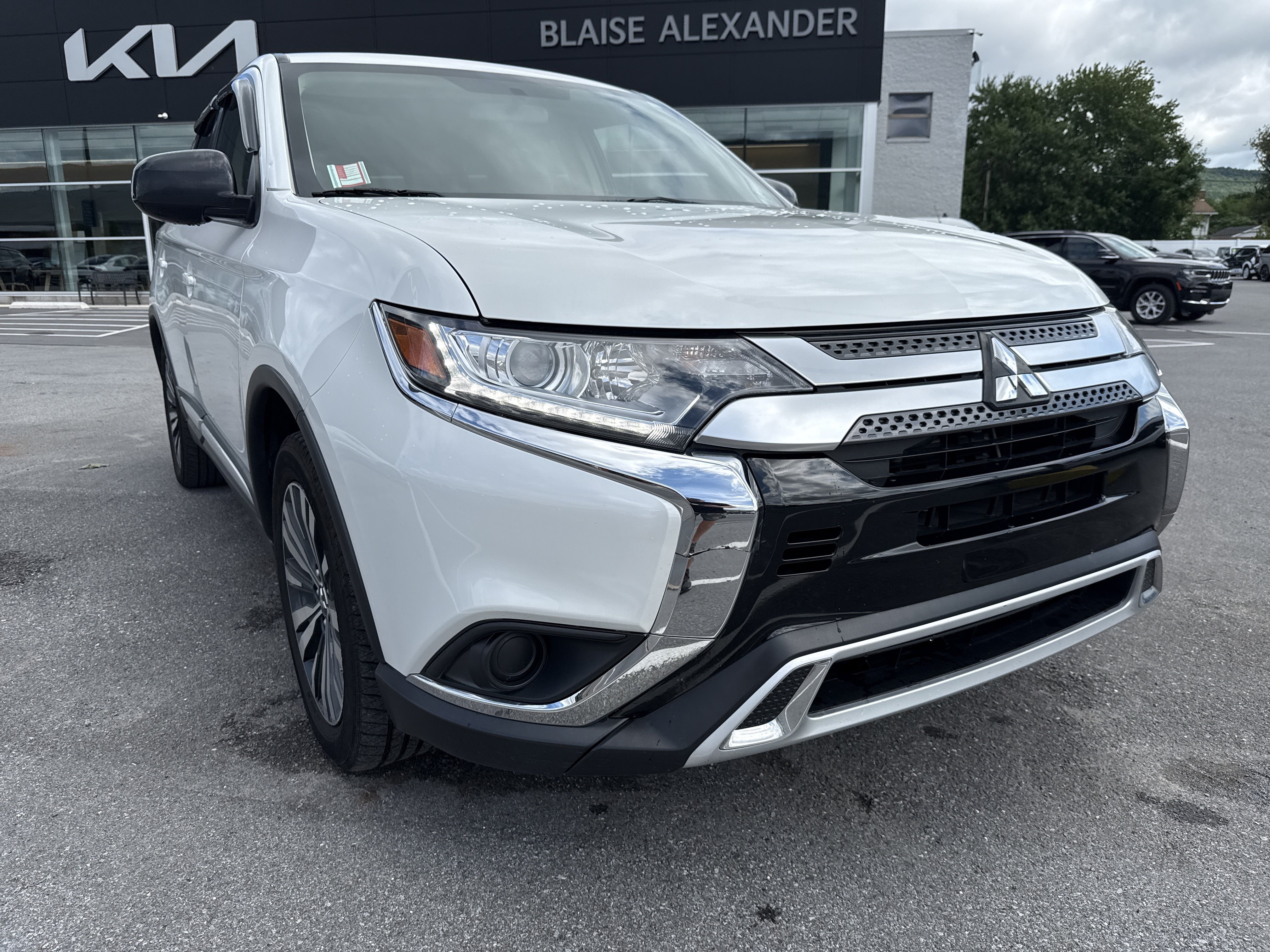 Used 2020 Mitsubishi Outlander ES AWD/4WD image 1