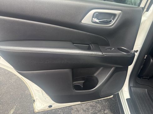 Used 2018 Nissan Pathfinder SL image 15