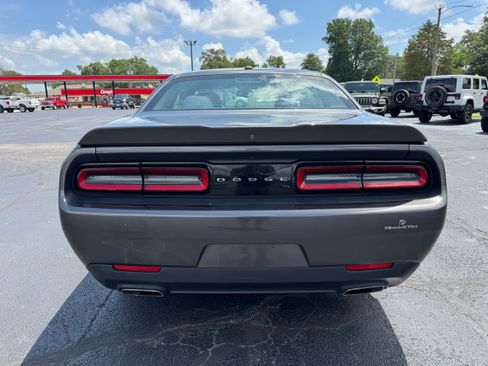 Used 2018 Dodge Challenger SXT RWD image 6