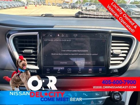 Used 2023 Chrysler Pacifica Touring-L FWD image 17