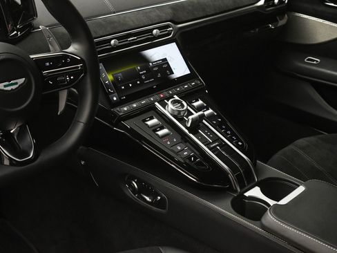 Used 2025 Aston Martin V8 Vantage Coupe image 37