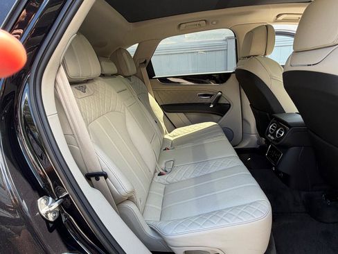 Used 2020 Bentley Bentayga Plug-In Hybrid AWD/4WD image 24