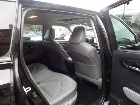 Used 2021 Toyota Highlander XLE image 11