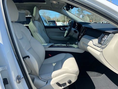 Certified 2023 Volvo XC60 B5 Plus AWD/4WD image 28