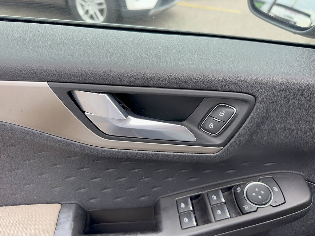 Used 2020 Ford Escape SE FWD image 9