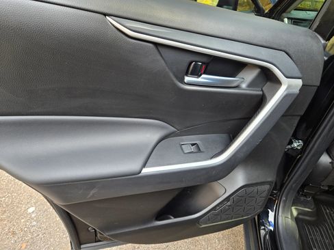 Used 2022 Toyota RAV4 XLE image 30