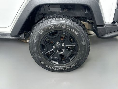 Used 2013 Jeep Wrangler Unlimited Sahara image 30