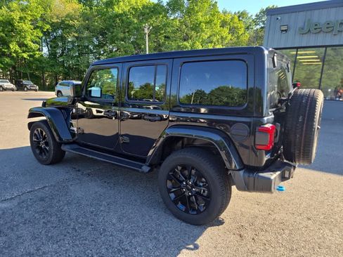 Used 2023 Jeep Wrangler Unlimited Sahara w/ Cold Weather Group AWD/4WD image 6