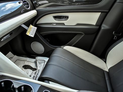 Certified 2022 Bentley Bentayga AWD/4WD image 41