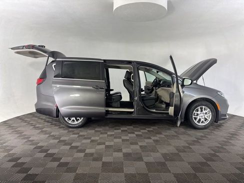 Used 2023 Chrysler Pacifica Touring-L image 16