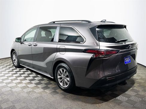 Certified 2022 Toyota Sienna LE image 6
