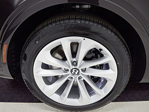 Used 2024 Bentley Bentayga image 41