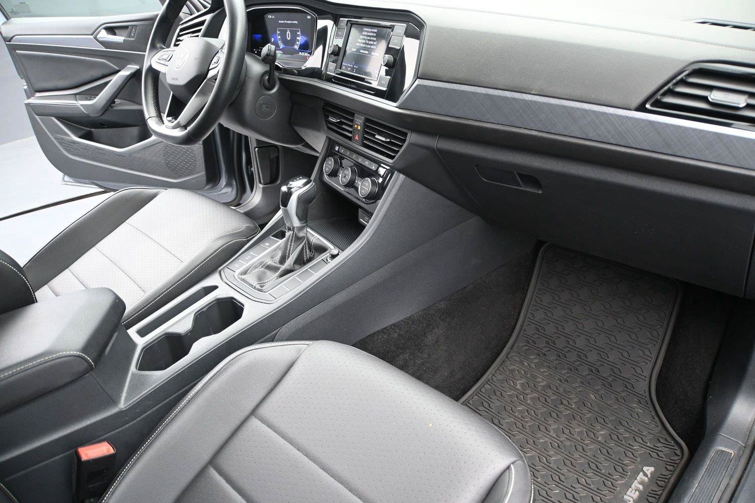 Certified 2023 Volkswagen Jetta SE FWD image 14